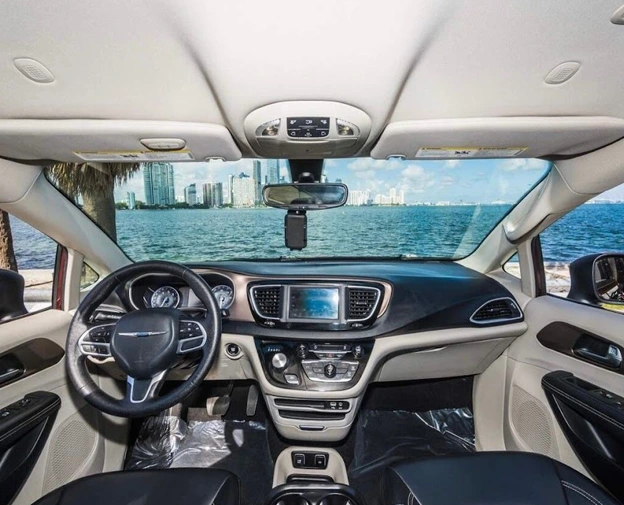 Chryser Pacifica 6